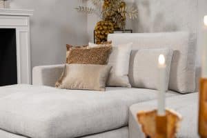 De elementenbank Carmen met innerbench gestyled met aardse tinten en zachte accessoires voor een knusse en elegante uitstraling.