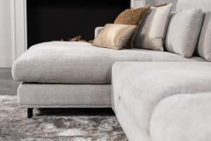 De elementenbank Carmen met innerbench gestyled met aardse tinten en zachte accessoires voor een knusse en elegante uitstraling.
