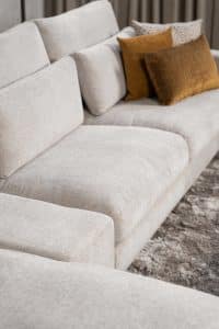 De elementenbank Carmen met innerbench gestyled met aardse tinten en zachte accessoires voor een knusse en elegante uitstraling.