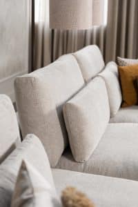 De elementenbank Carmen met innerbench gestyled met aardse tinten en zachte accessoires voor een knusse en elegante uitstraling.