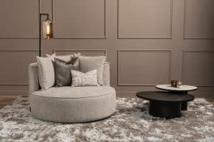 De Adèle Twist loveseat is een elegante draaibare loveseat met luxe uitstraling.