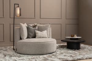 De Adèle Twist loveseat is een elegante draaibare loveseat met luxe uitstraling.