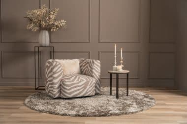 De Emanuelle Twist fauteuil is een stijlvolle draaifauteuil met afgeronde lijnen, beschikbaar in een uitgebreide stoffencollectie en verschillende kleuren.