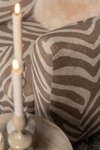 De Emanuelle Twist fauteuil is een stijlvolle draaifauteuil met afgeronde lijnen, beschikbaar in een uitgebreide stoffencollectie en verschillende kleuren.