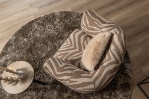 De Emanuelle Twist fauteuil is een stijlvolle draaifauteuil met afgeronde lijnen, beschikbaar in een uitgebreide stoffencollectie en verschillende kleuren.