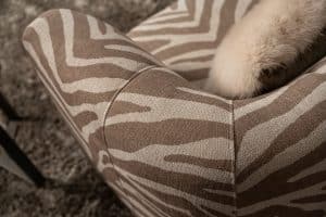 De Emanuelle Twist fauteuil is een stijlvolle draaifauteuil met afgeronde lijnen, beschikbaar in een uitgebreide stoffencollectie en verschillende kleuren.