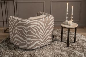 De Emanuelle Twist fauteuil is een stijlvolle draaifauteuil met afgeronde lijnen, beschikbaar in een uitgebreide stoffencollectie en verschillende kleuren.
