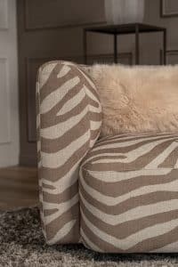 De Emanuelle Twist fauteuil is een stijlvolle draaifauteuil met afgeronde lijnen, beschikbaar in een uitgebreide stoffencollectie en verschillende kleuren.