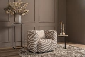 De Emanuelle Twist fauteuil is een stijlvolle draaifauteuil met afgeronde lijnen, beschikbaar in een uitgebreide stoffencollectie en verschillende kleuren.