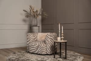 De Emanuelle Twist fauteuil is een stijlvolle draaifauteuil met afgeronde lijnen, beschikbaar in een uitgebreide stoffencollectie en verschillende kleuren.