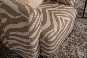 De Emanuelle Twist fauteuil is een stijlvolle draaifauteuil met afgeronde lijnen, beschikbaar in een uitgebreide stoffencollectie en verschillende kleuren.