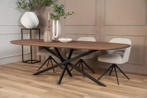De organische eettafel Nancy met een Mikado Twisted poot van Room108