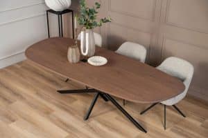 De organische eettafel Nancy met een Mikado Twisted poot van Room108