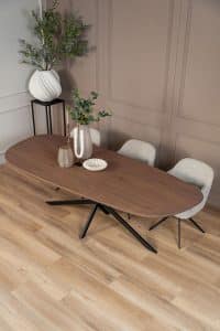 De organische eettafel Nancy met een Mikado Twisted poot van Room108