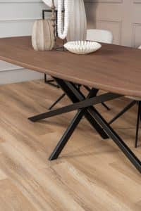 De organische eettafel Nancy met een Mikado Twisted poot van Room108
