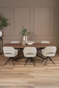 De organische eettafel Nancy met een Mikado Twisted poot van Room108