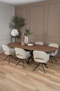 De organische eettafel Nancy met een Mikado Twisted poot van Room108