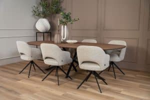 De organische eettafel Nancy met een Mikado Twisted poot van Room108