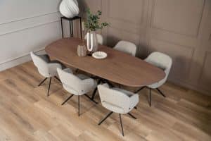 De organische eettafel Nancy met een Mikado Twisted poot van Room108