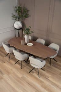 De organische eettafel Nancy met een Mikado Twisted poot van Room108