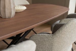 De organische eettafel Nancy met een Mikado Twisted poot van Room108
