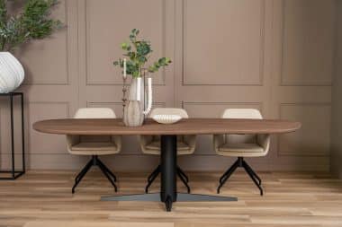 De organische eettafel Nancy met een Zeus poot van Room108