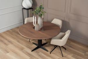 De ronde eettafel Nantes met een Zeus poot van Room108