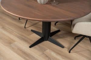 De ronde eettafel Nantes met een Zeus poot van Room108
