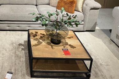 Houten salontafel van Gusj in de sale bij Room108 Waregem
