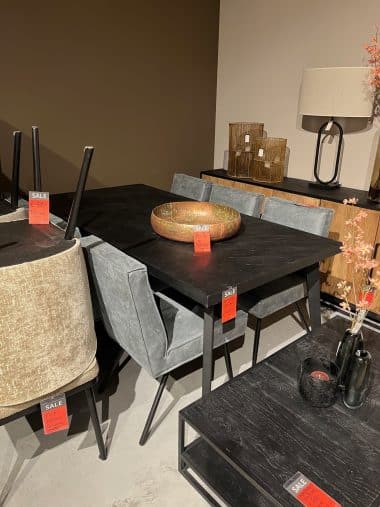 Zwarte eettafel van Gusj in de sale bij Room108