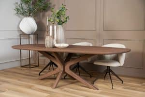 De organische eettafel Nancy met houten Apollo poot van Room108