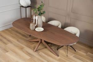 De organische eettafel Nancy met houten Apollo poot van Room108