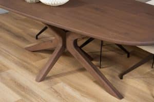 De organische eettafel Nancy met houten Apollo poot van Room108