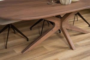 De organische eettafel Nancy met houten Apollo poot van Room108