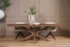 De organische eettafel Nancy met houten Apollo poot van Room108