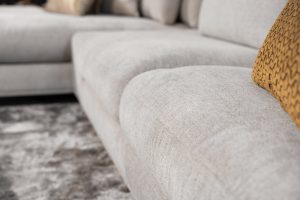 De elementenbank Carmen gestyled met aardse tinten en zachte accessoires voor een knusse en elegante uitstraling.