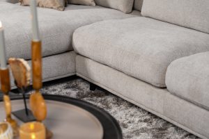 De elementenbank Carmen gestyled met aardse tinten en zachte accessoires voor een knusse en elegante uitstraling.