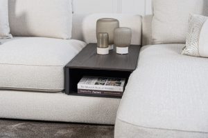 Lichte modulaire elementenbank Eva met innerbench en zachte kussens, gestyled met accessoires in een modern interieur.