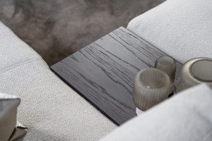 Lichte modulaire elementenbank Eva met innerbench en zachte kussens, gestyled met accessoires in een modern interieur.