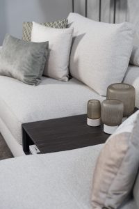Lichte modulaire elementenbank Eva met innerbench en zachte kussens, gestyled met accessoires in een modern interieur.