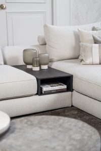 Lichte modulaire elementenbank Eva met innerbench en zachte kussens, gestyled met accessoires in een modern interieur.