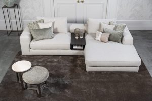 Lichte modulaire elementenbank Eva met innerbench en zachte kussens, gestyled met accessoires in een modern interieur.