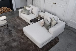 Lichte modulaire elementenbank Eva met innerbench en zachte kussens, gestyled met accessoires in een modern interieur.