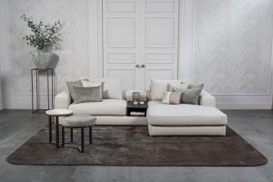 Lichte modulaire elementenbank Eva met innerbench en zachte kussens, gestyled met accessoires in een modern interieur.