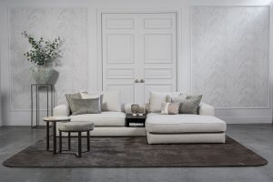 Lichte modulaire elementenbank Eva met innerbench en zachte kussens, gestyled met accessoires in een modern interieur.