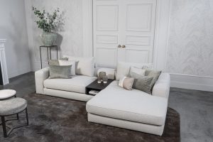 Lichte modulaire elementenbank Eva met innerbench en zachte kussens, gestyled met accessoires in een modern interieur.