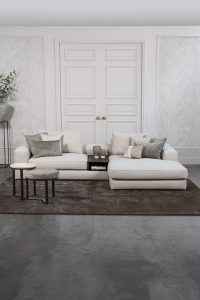 Lichte modulaire elementenbank Eva met innerbench en zachte kussens, gestyled met accessoires in een modern interieur.