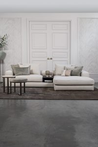 Lichte modulaire elementenbank Eva met innerbench en zachte kussens, gestyled met accessoires in een modern interieur.