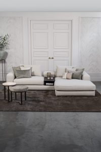 Lichte modulaire elementenbank Eva met innerbench en zachte kussens, gestyled met accessoires in een modern interieur.