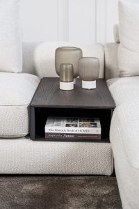 Lichte modulaire elementenbank Eva met innerbench en zachte kussens, gestyled met accessoires in een modern interieur.